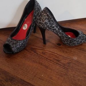 🎈 3/$20 parkly leopard print party heels
